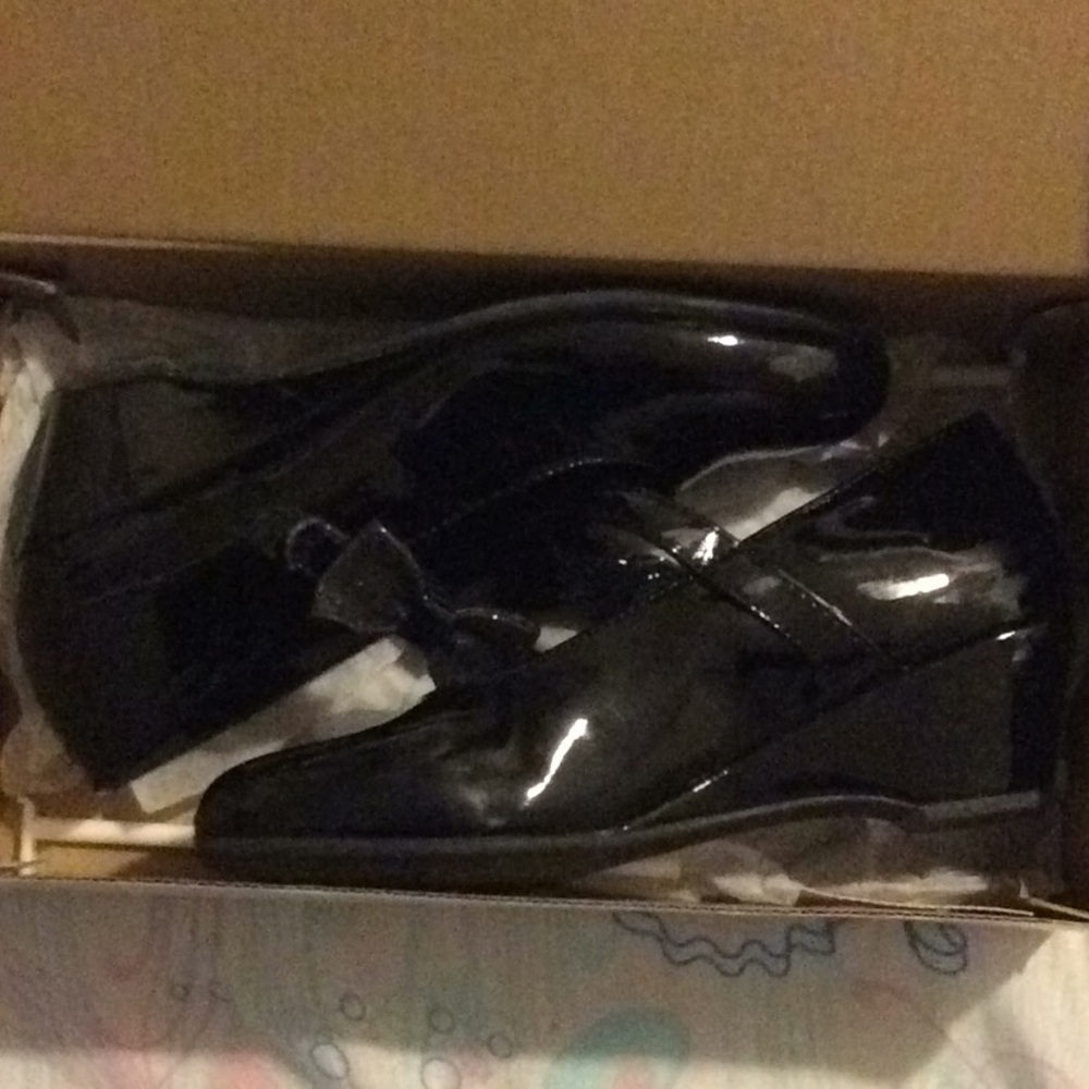 Black patent leather wedge for girls